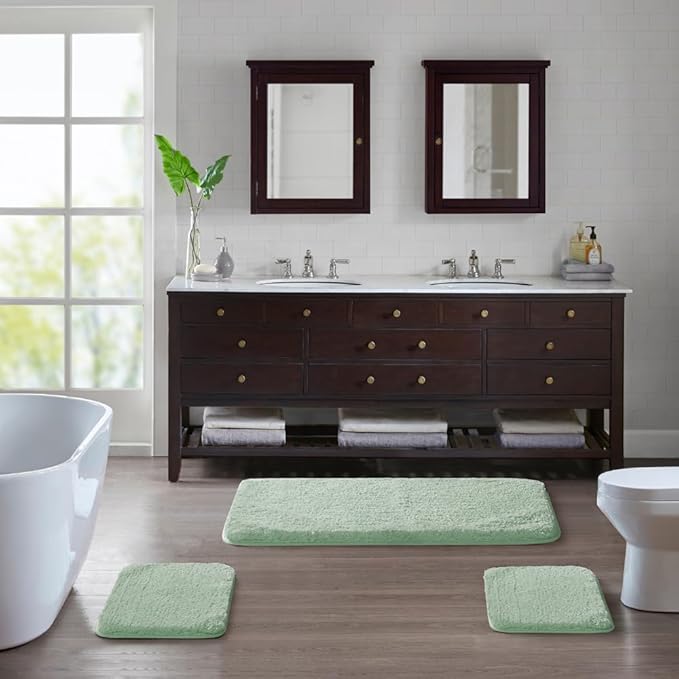 Suchtale Bathroom Rug, 20"x32" Pale Green Bath Mat, Non-Slip Shaggy Microfiber Mat for Bathroom, Soft Water Absorbent & Machine Washable Plush Shower Rug