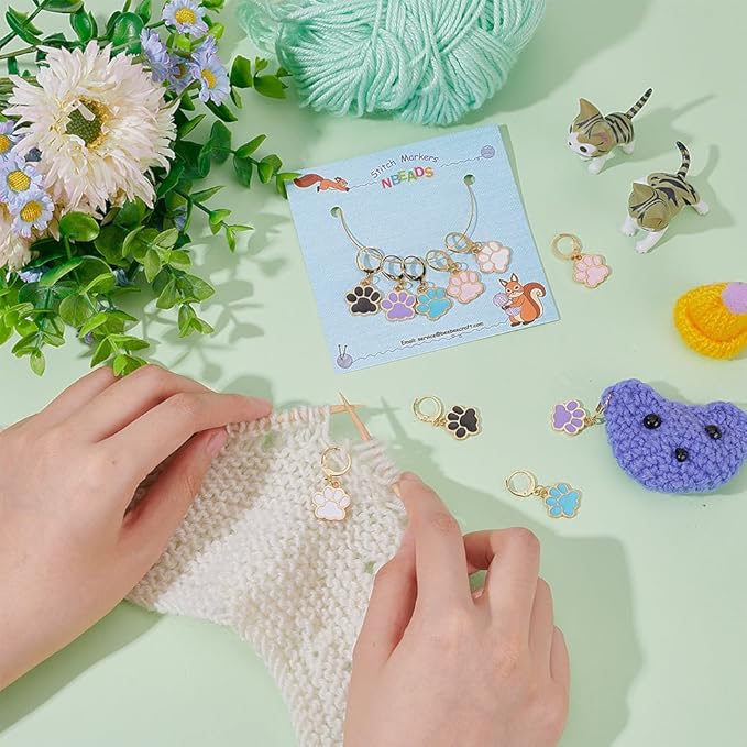 NBEADS 20 Pcs Dog Paw Stitch Markers, 5 Colors Enamel Alloy Crochet Charms Removable Dangle Locking for Knitting Weaving Sewing Accessories Quilting Handmade Jewelry